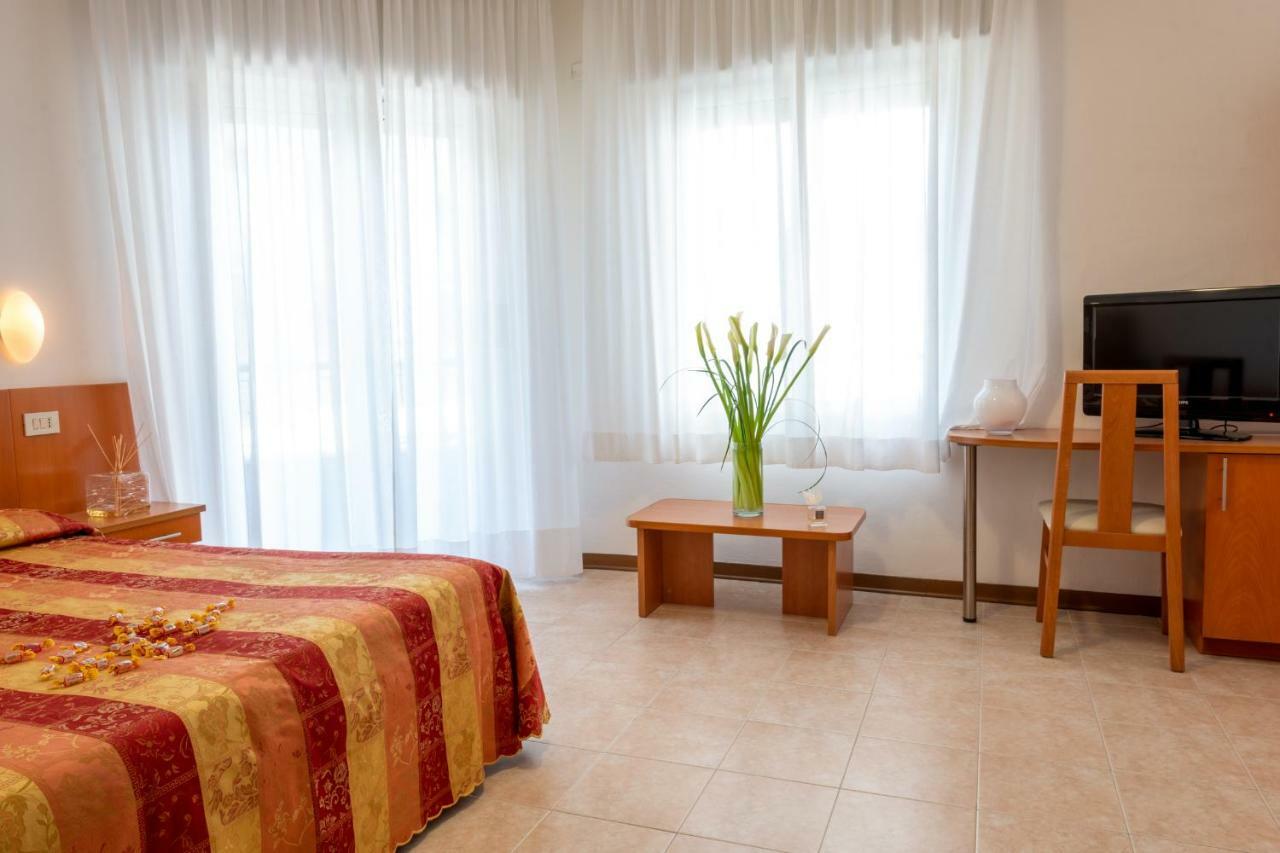 Hotel Nettuno Caorle Bagian luar foto